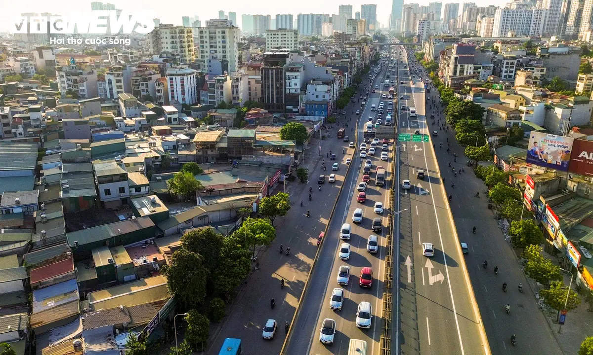 Giao thông trên Vành đai 3 trên cao trước đề xuất bỏ làn khẩn cấp