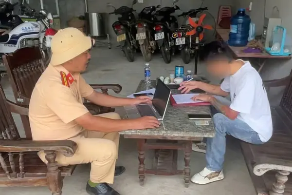 Xử lý tài xế lái ô tô vượt ẩu suýt gây tai nạn trên đường phố Thanh Hoá
