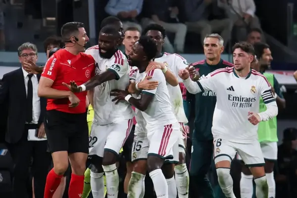 Real Madrid khó cứu nổi Vinicius