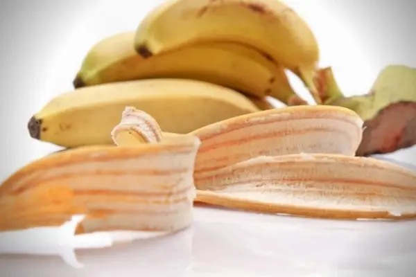 Bác sĩ giải đáp: Vỏ, lá chuối có tác dụng chữa bệnh gì?