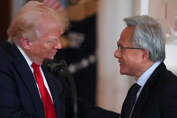 Ông Trump mua cổ phiếu Nvidia trước lễ trao huân chương cho CEO