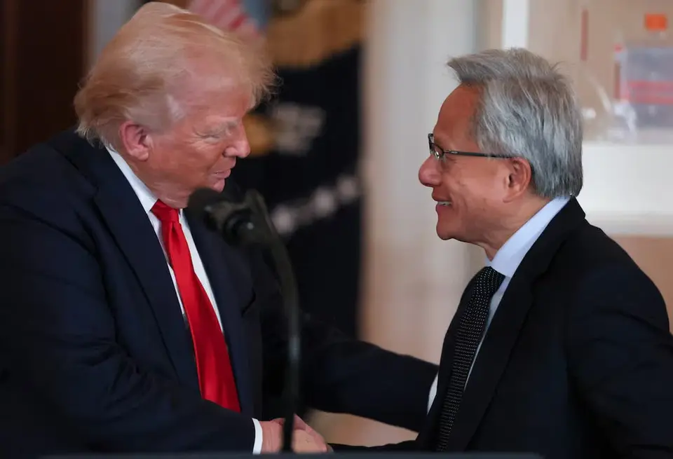 Ông Trump mua cổ phiếu Nvidia trước lễ trao huân chương cho CEO