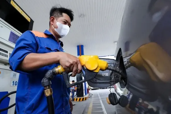 Giá xăng đồng loạt tăng, giá dầu diesel giảm