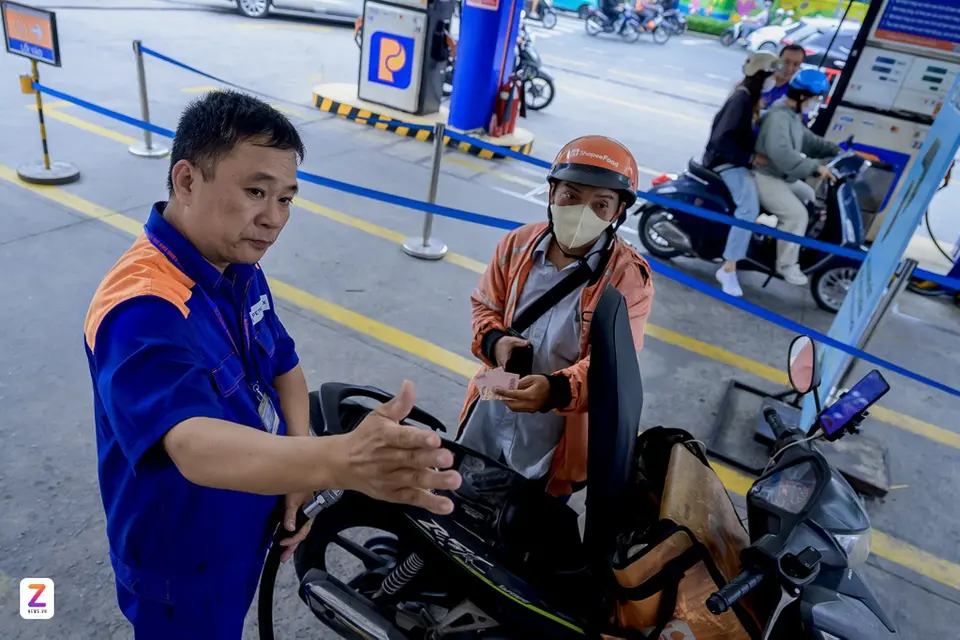 Giá xăng vượt 28.000 đồng/lít
