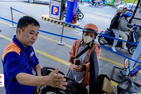 Giá xăng vượt 28.000 đồng/lít