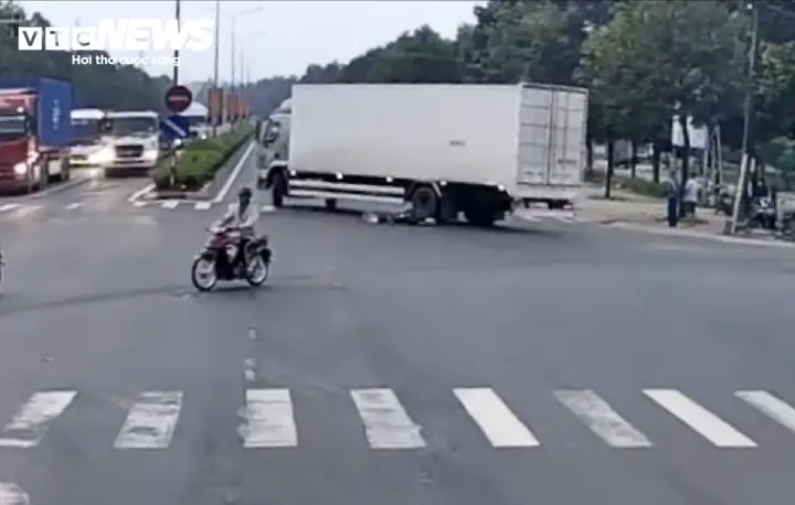 Video tài xế xe tải ở TP.HCM gây tai nạn, kéo nạn nhân khỏi gầm xe rồi bỏ chạy