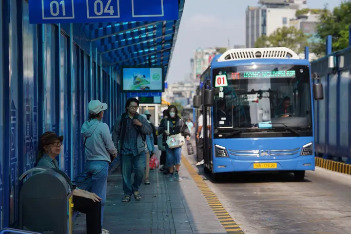 TP.HCM tăng chuyến metro và xe buýt phục vụ lễ truy điệu liệt sĩ