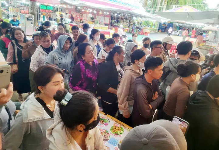 Khách xếp hàng dài mua gỏi Thái ở Cần Thơ