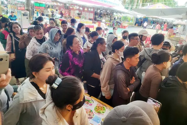 Khách xếp hàng dài mua gỏi Thái ở Cần Thơ
