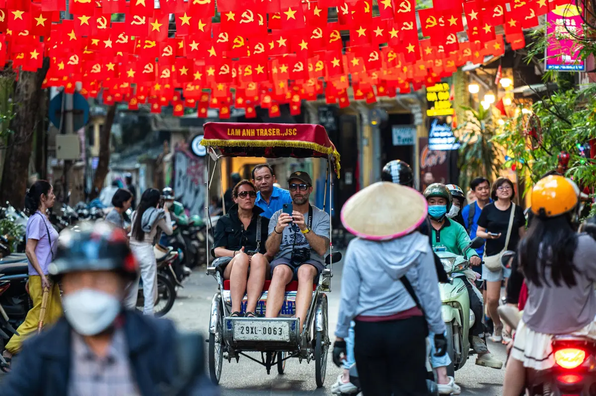 Quán ăn TP.HCM bới 3 thùng rác tìm phong bì tiền cho khách Singapore