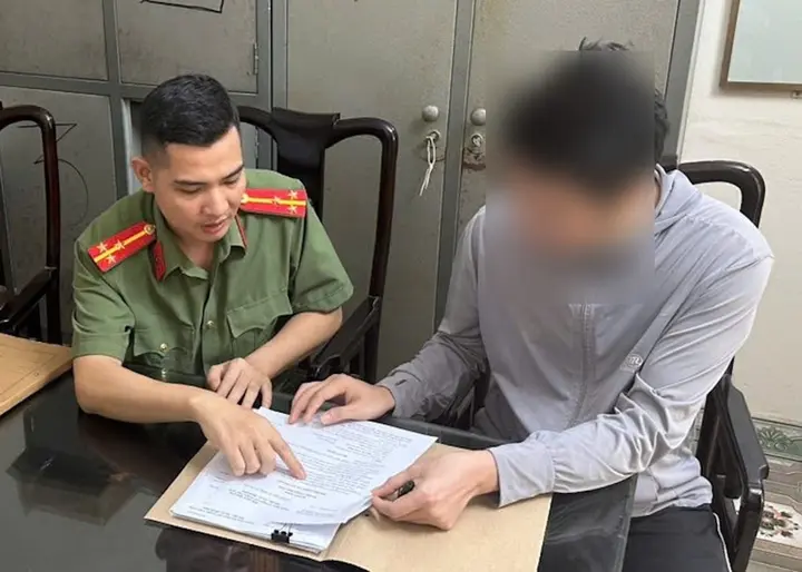 Xử phạt người đàn ông đăng video đồi trụy trong quán karaoke lên Facebook